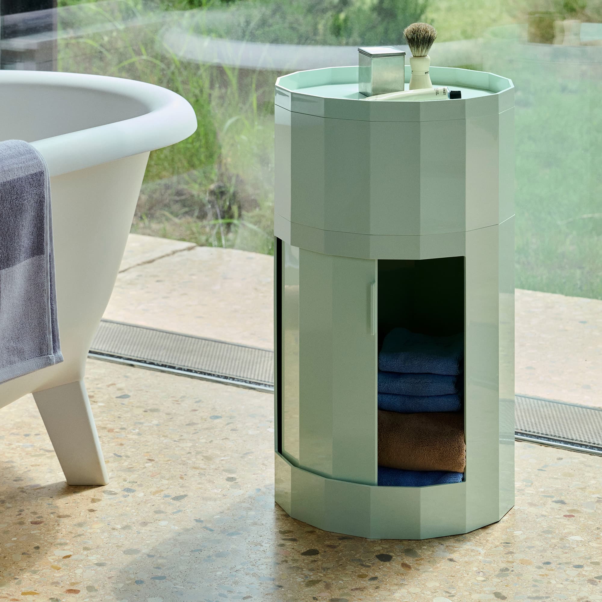 Facet Cabinet 101 incl. Feet and Castors